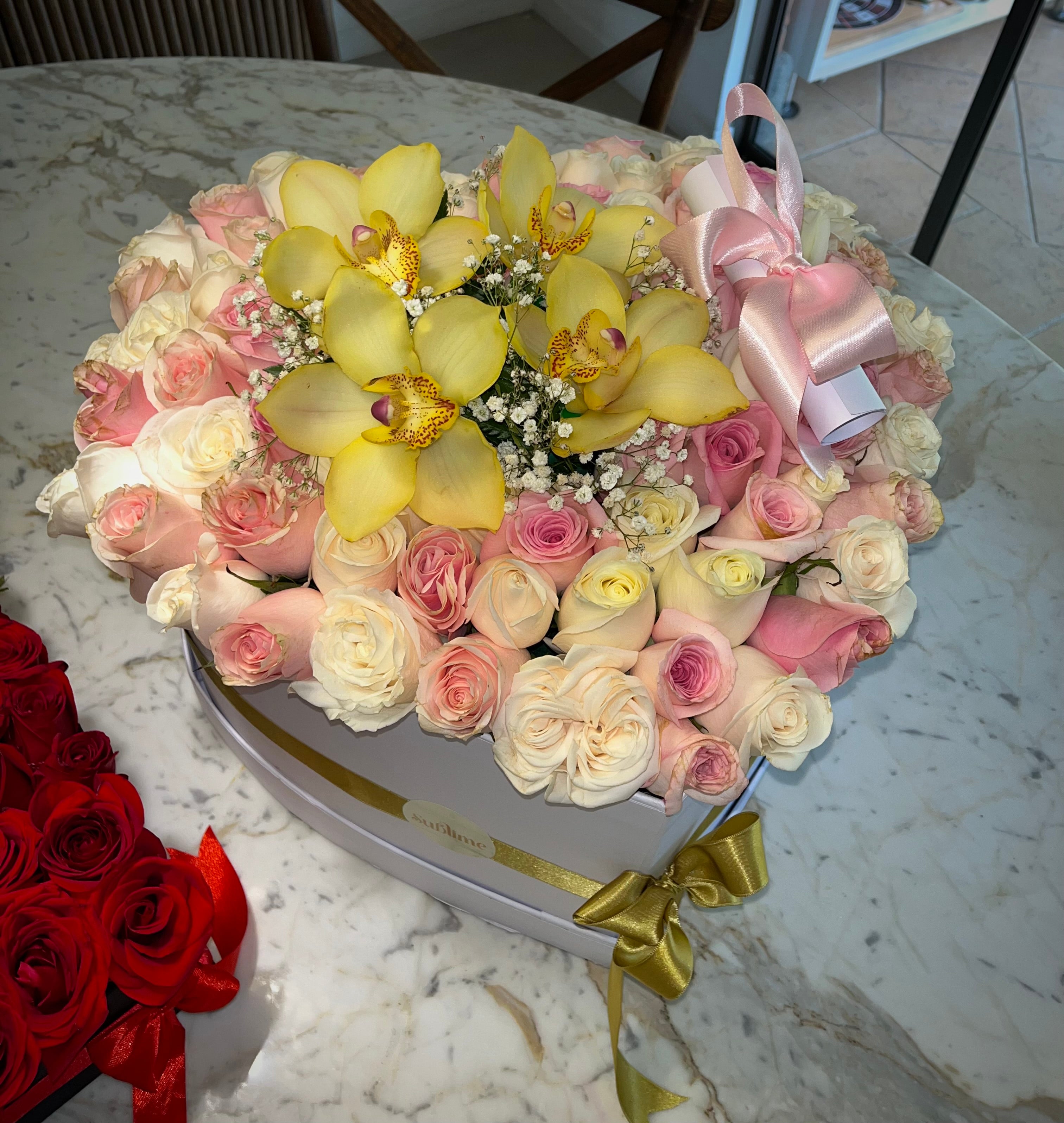 CORAZÓN DE ROSAS BLANCAS Y ROSADAS