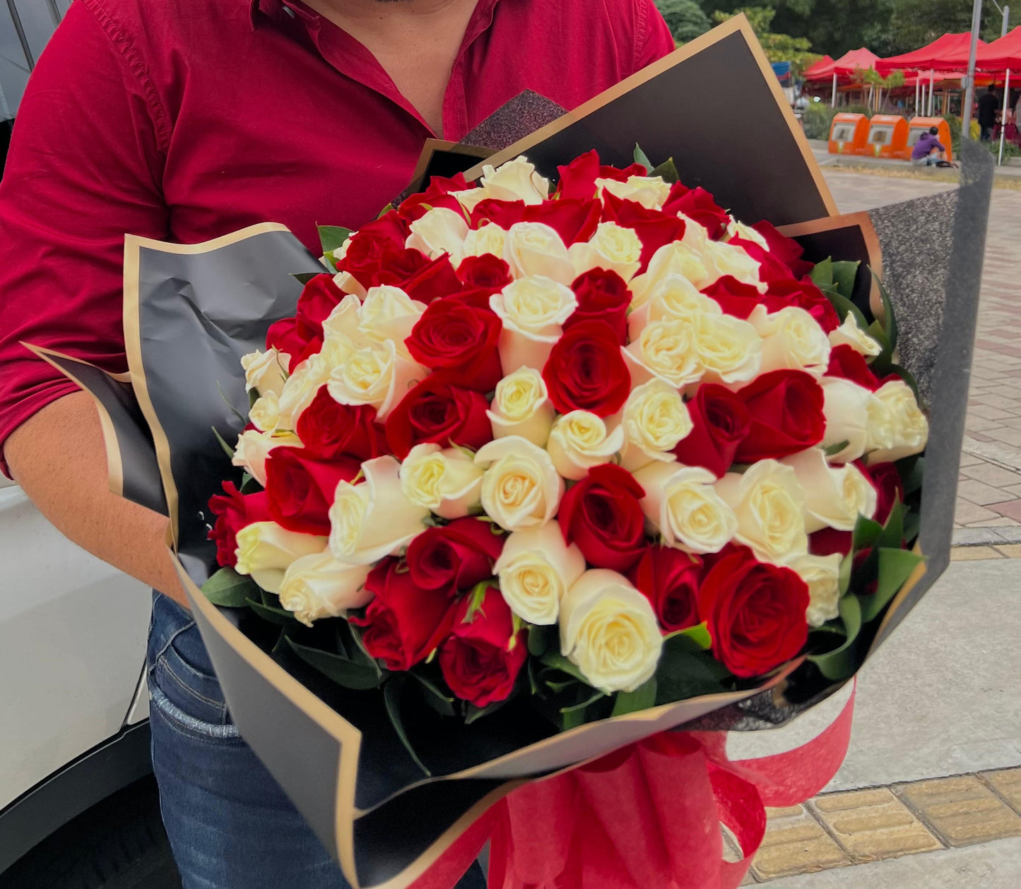 RAMO DE ROSAS BLANCAS Y ROJAS